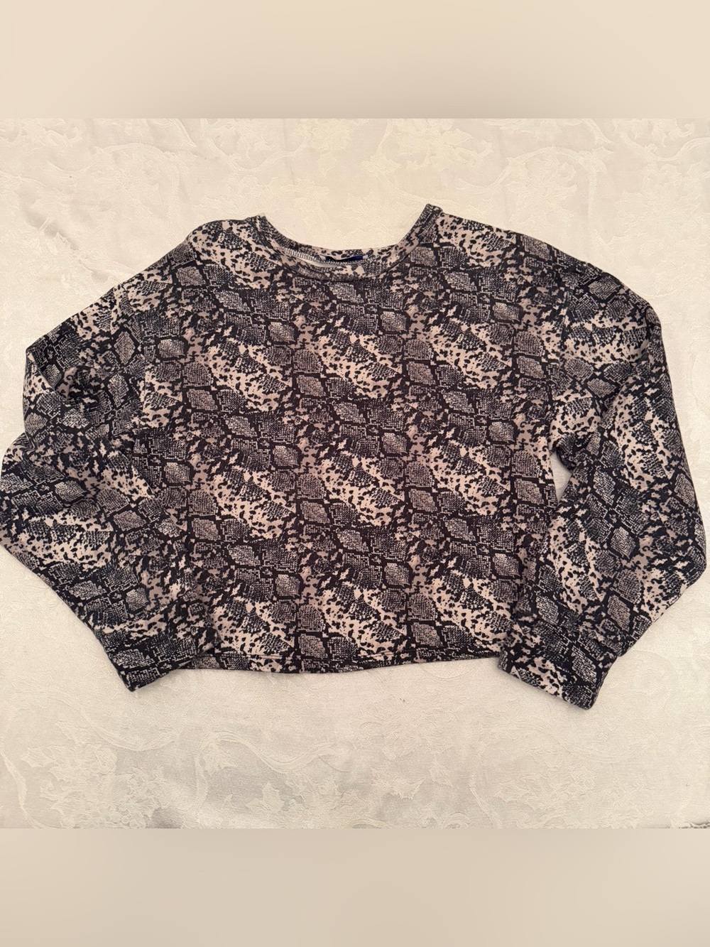 Zara Basic Women’s Snakeskin Print Cropped Sweatshirt Gray and Black Size S